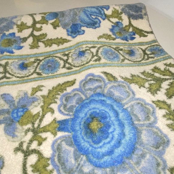 Vintage 1980s Cream Blue Green Floral Towel by Caldwell 40 x 24 in - Picture 5 of 9